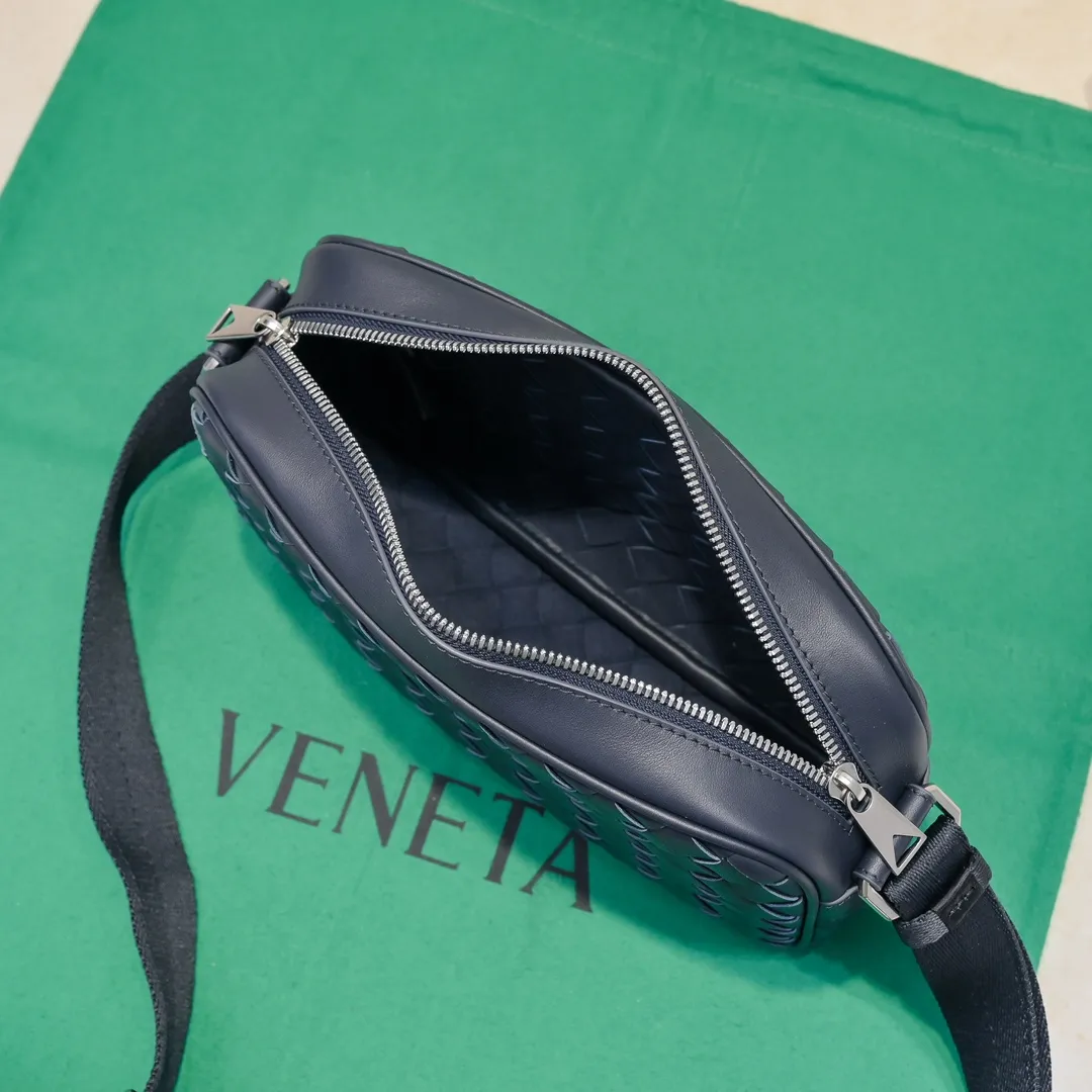 Batch 1480 BV lntrecciato woven leather crossbody bag. The zipper opens and closes, and the space is too large. It meets the daily needs of going out on the street. There are no problems with mobile phones 📱 wallets 👛 power bank 🔋. The weaving process is used, and the texture of the upper body 🔝 is very high-end. Style number: 7100 Size: 25*7.5